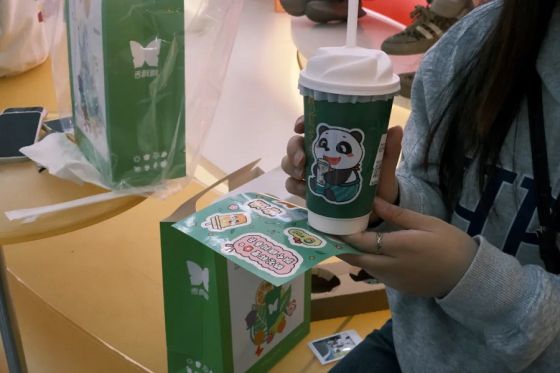 牵手成功！和香飘飘茶饮店里的新「帅哥」